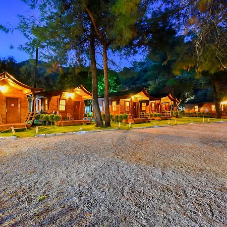 Pine & Bungallows فندق هيسارونو