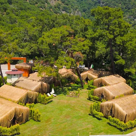 Pine & Bungallows فندق هيسارونو