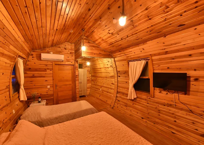 Pine & Bungallows מלון