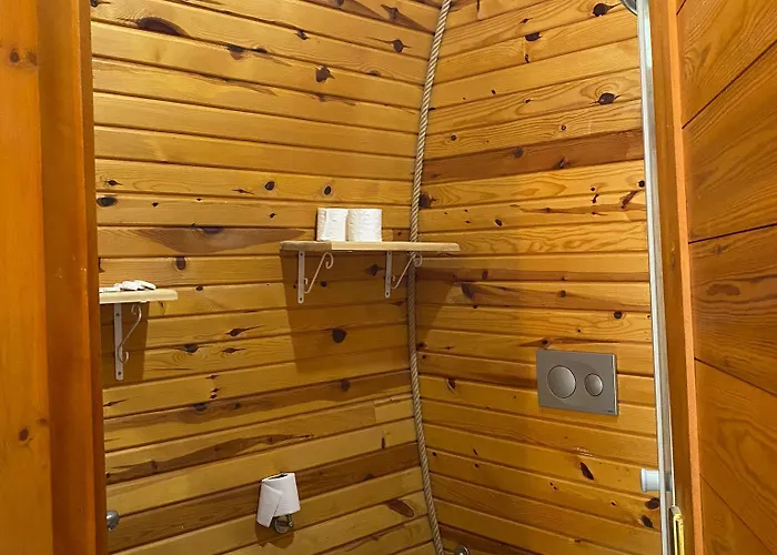 Pine & Bungallows מלון