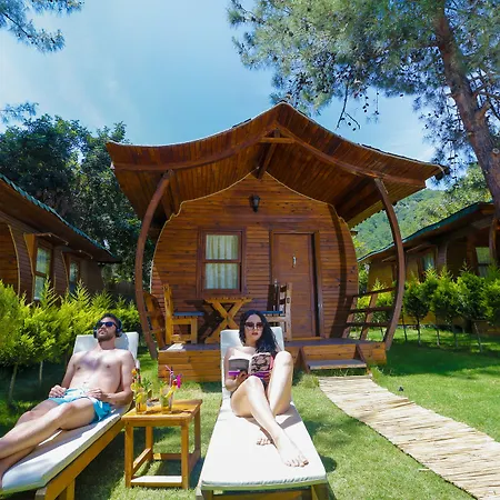 Pine & Bungallows Отель Хисароню